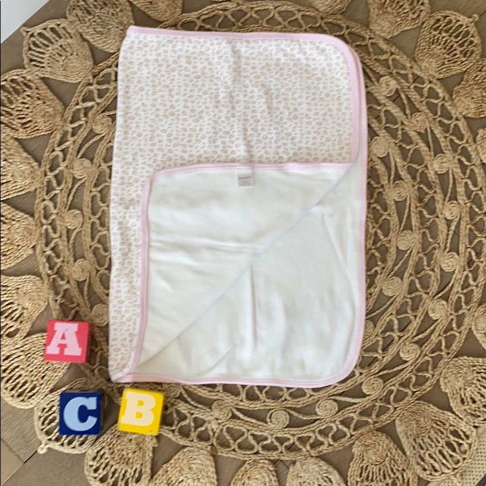 Bundle up with two blankets - Picture 3 of 10